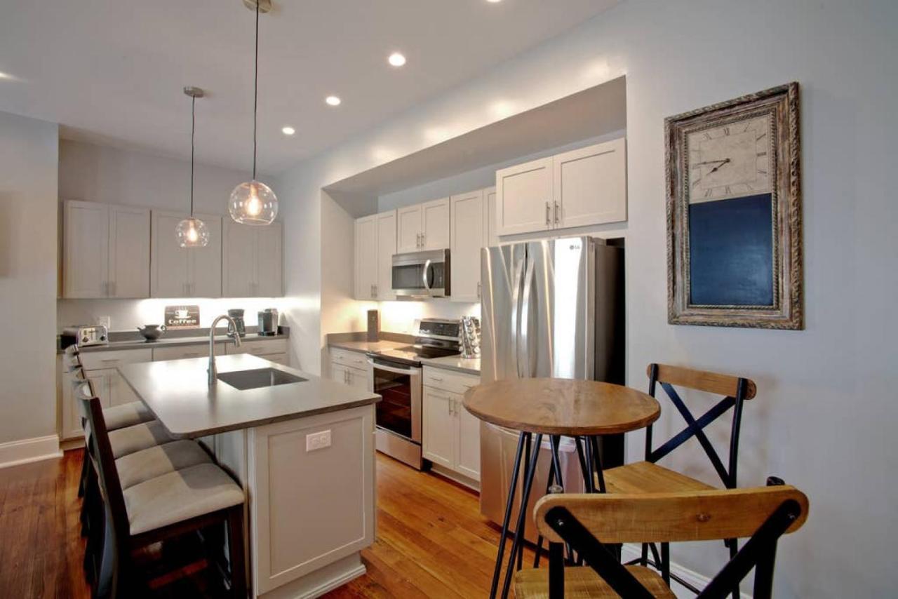 Newly Renovated 4 Bed 3 Bath And 2 Parking Spots Holiday home *