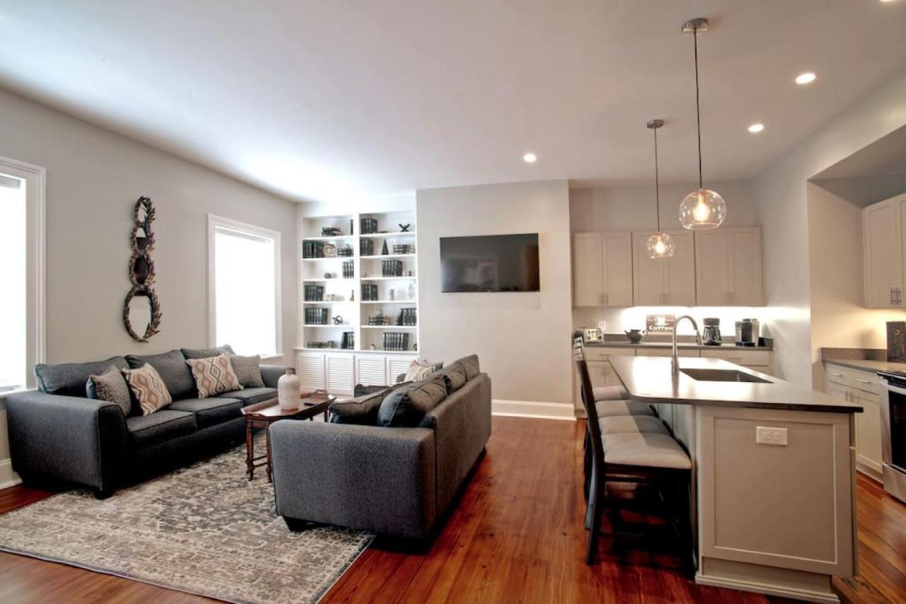 Newly Renovated 4 Bed 3 Bath And 2 Parking Spots Savannah