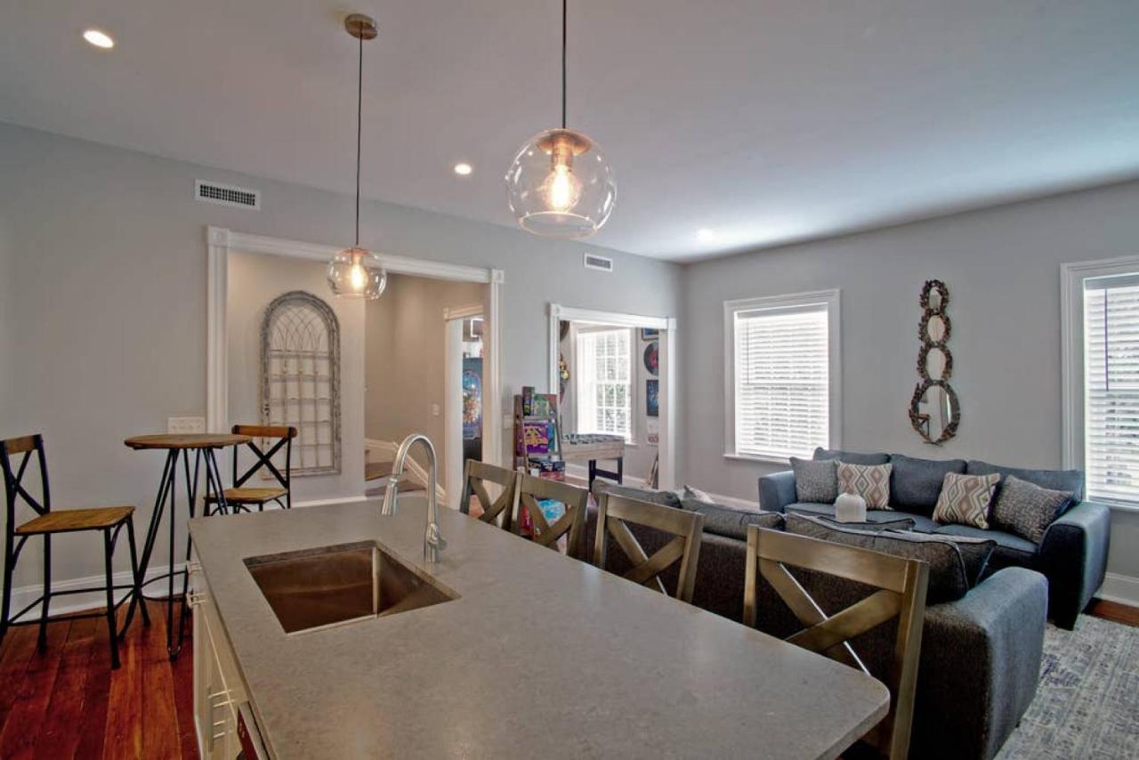 Newly Renovated 4 Bed 3 Bath And 2 Parking Spots Holiday home Savannah