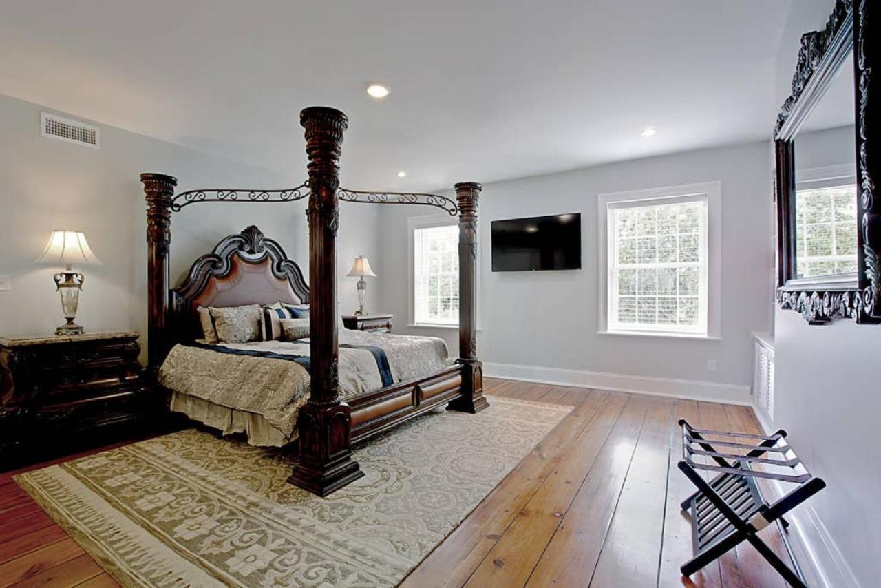 Newly Renovated 4 Bed 3 Bath And 2 Parking Spots Savannah