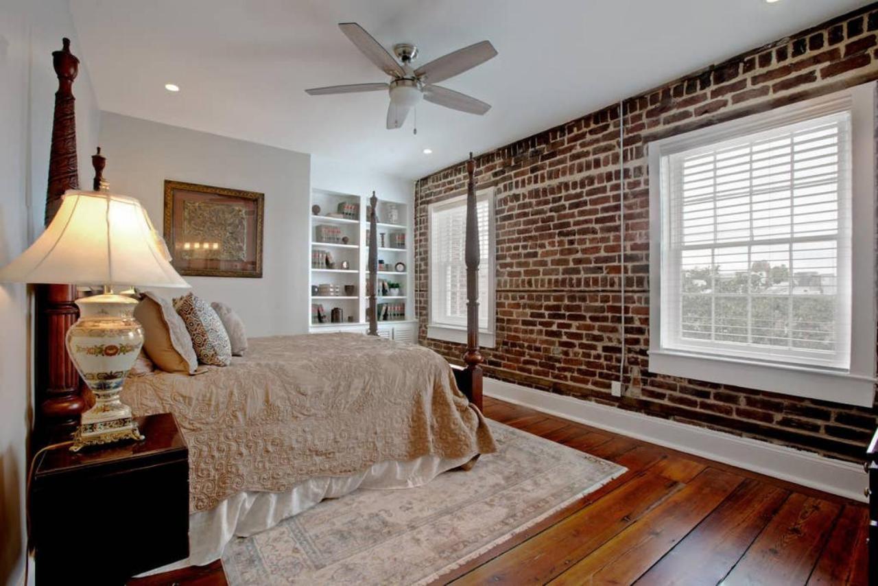 Newly Renovated 4 Bed 3 Bath And 2 Parking Spots Holiday home *