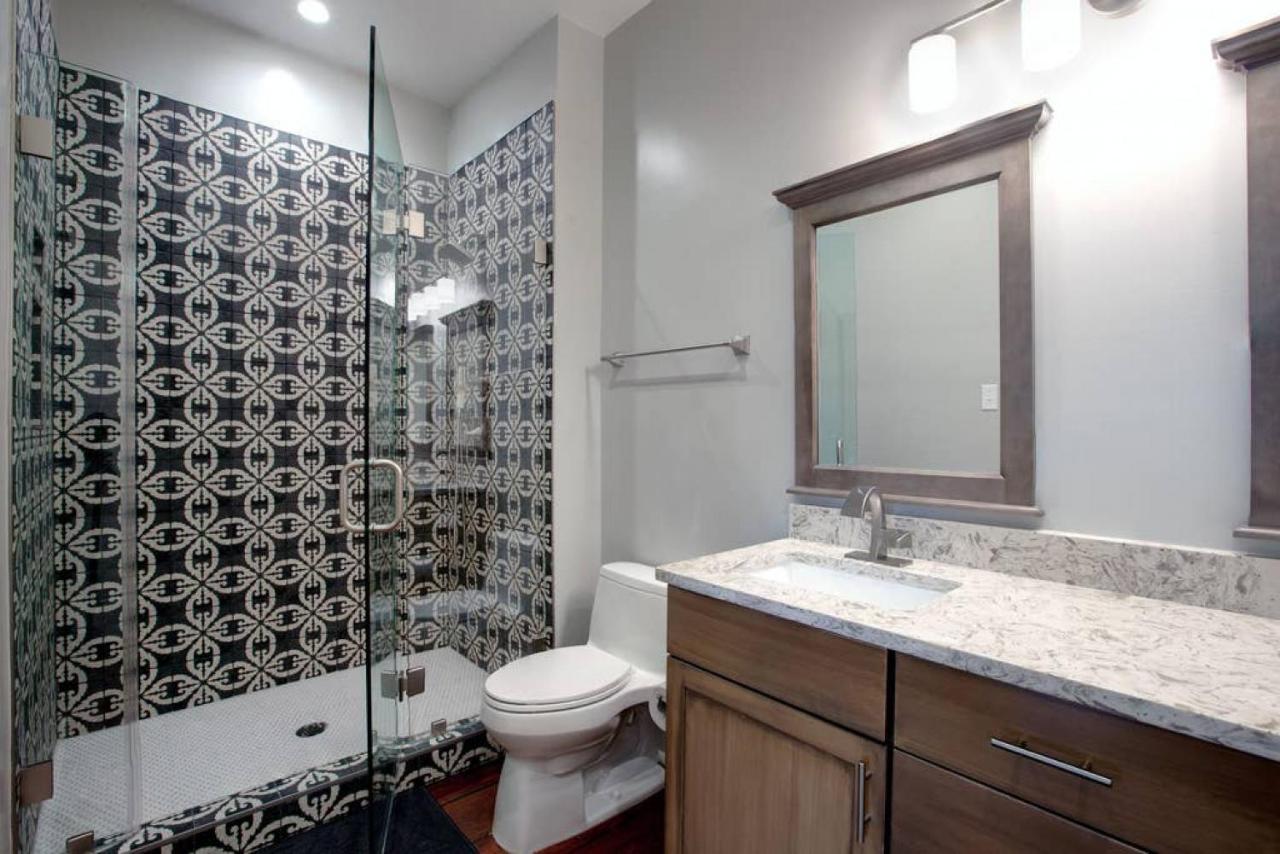 Newly Renovated 4 Bed 3 Bath And 2 Parking Spots Savannah