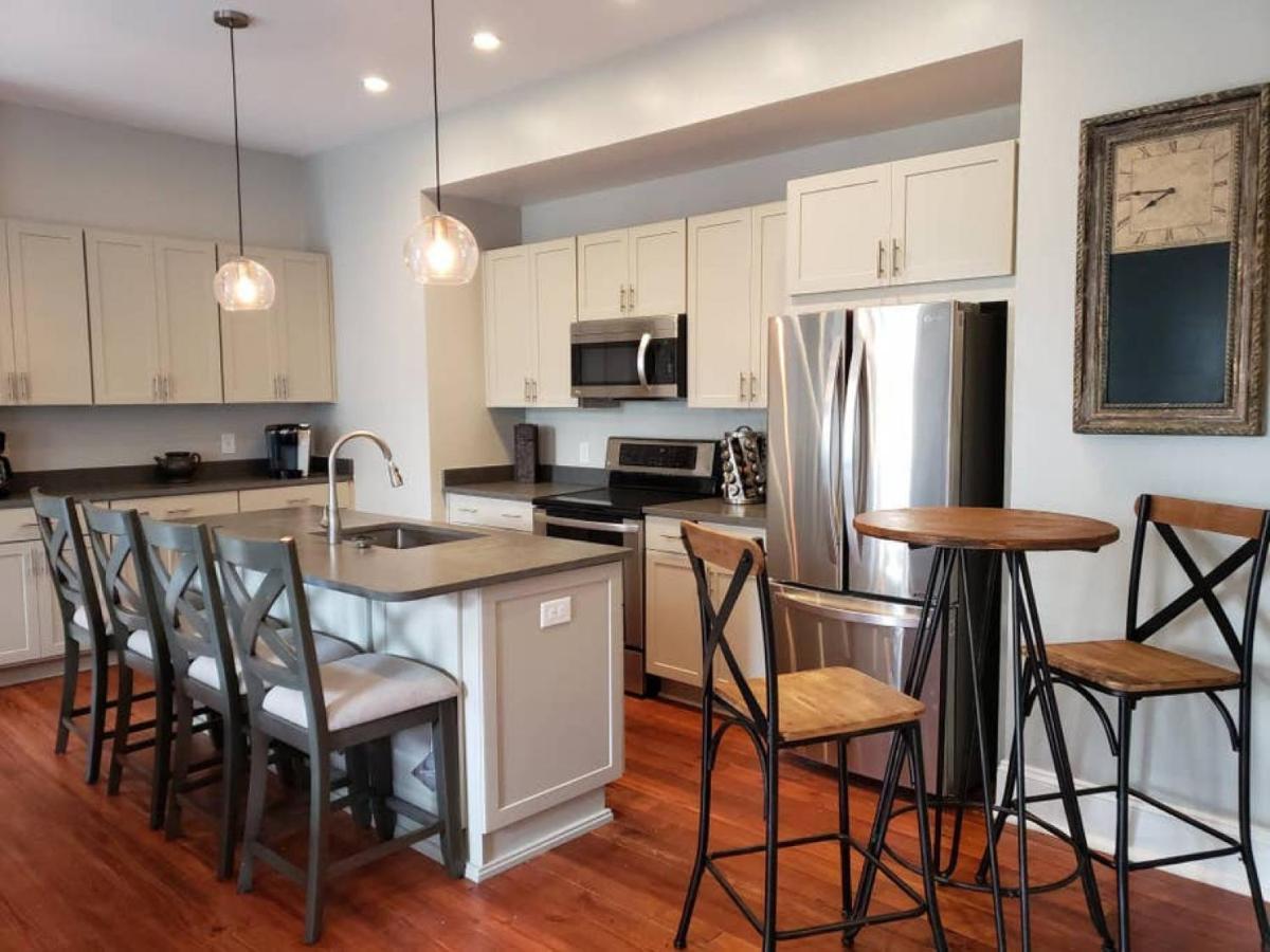 Holiday home Newly Renovated 4 Bed 3 Bath And 2 Parking Spots *