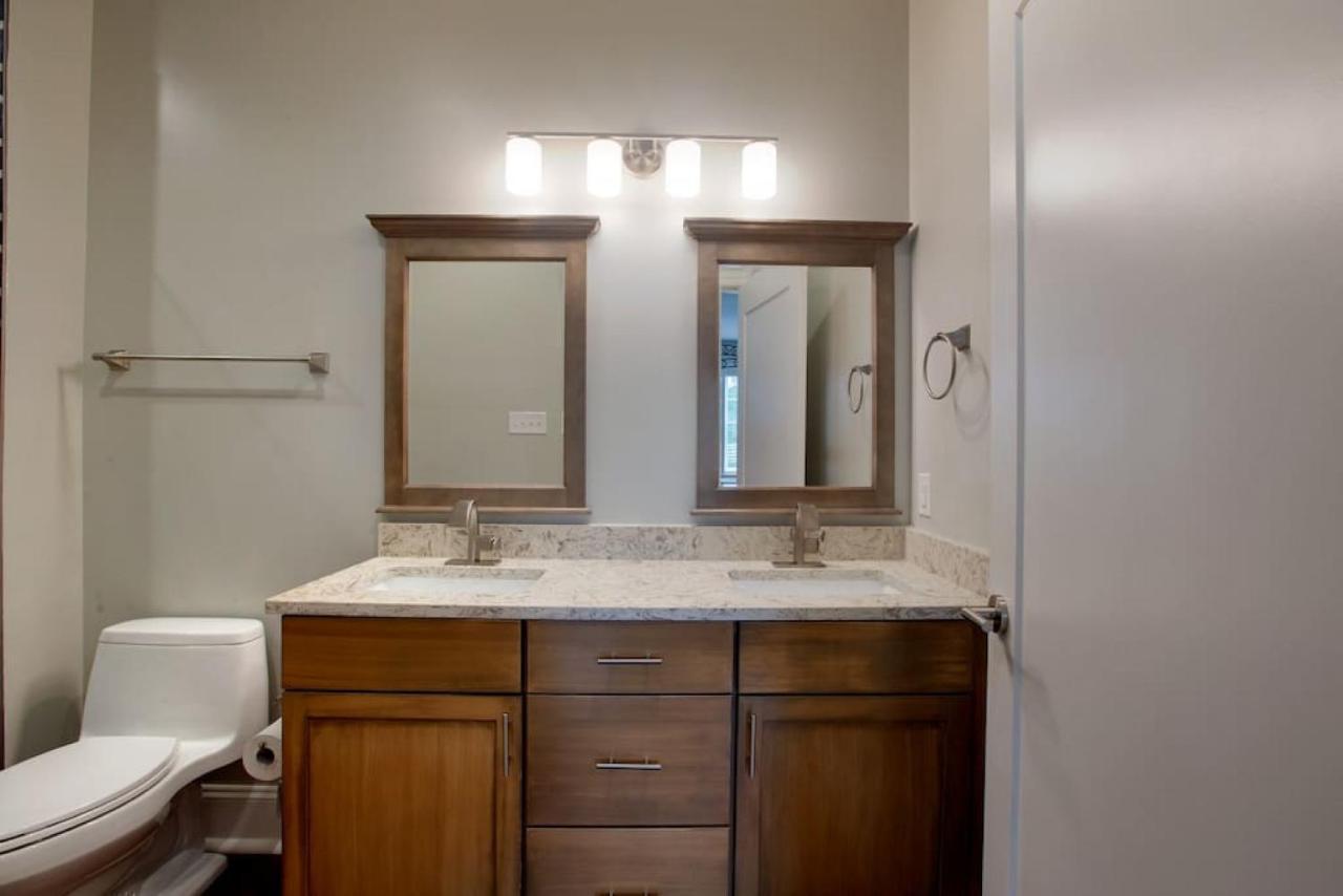 Newly Renovated 4 Bed 3 Bath And 2 Parking Spots Holiday home Savannah