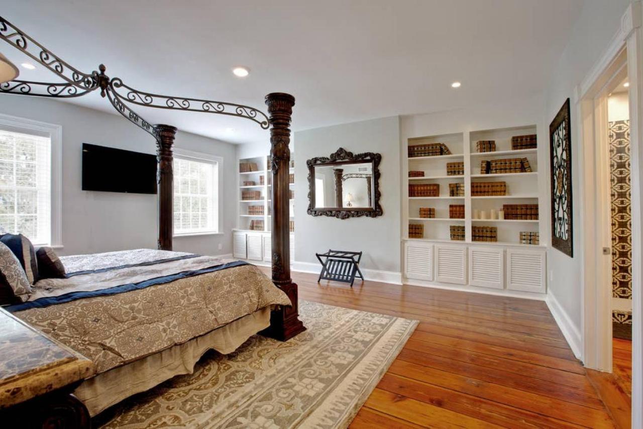 Newly Renovated 4 Bed 3 Bath And 2 Parking Spots Savannah