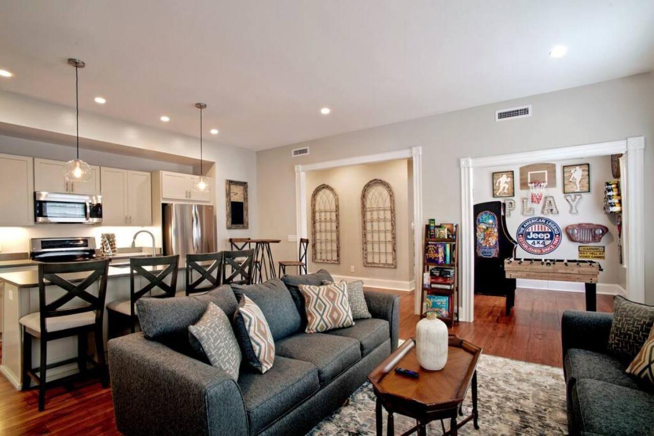 Newly Renovated 4 Bed 3 Bath And 2 Parking Spots Holiday home