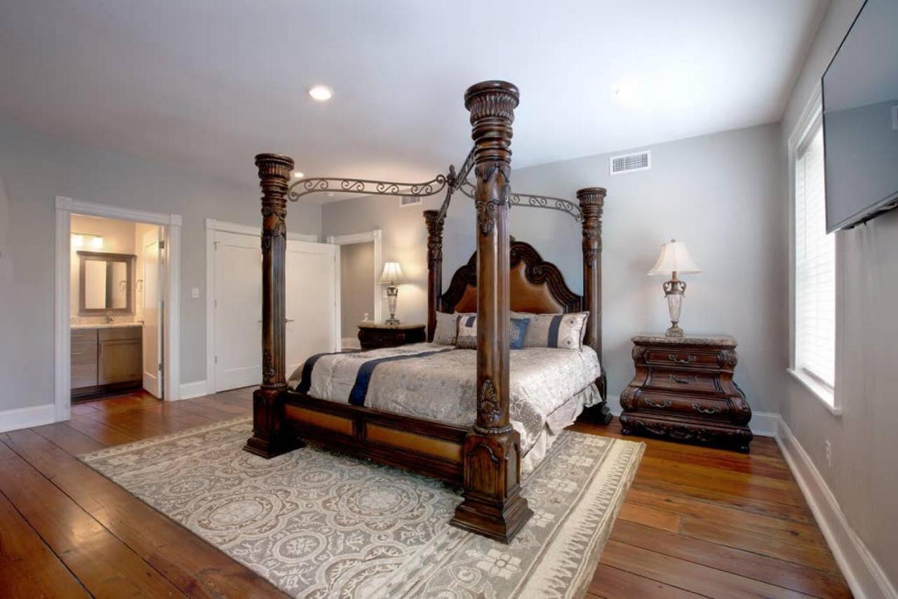 Newly Renovated 4 Bed 3 Bath And 2 Parking Spots Holiday home