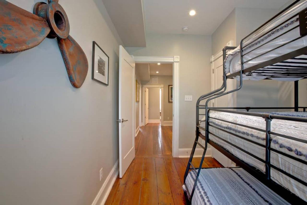 Newly Renovated 4 Bed 3 Bath And 2 Parking Spots Holiday home