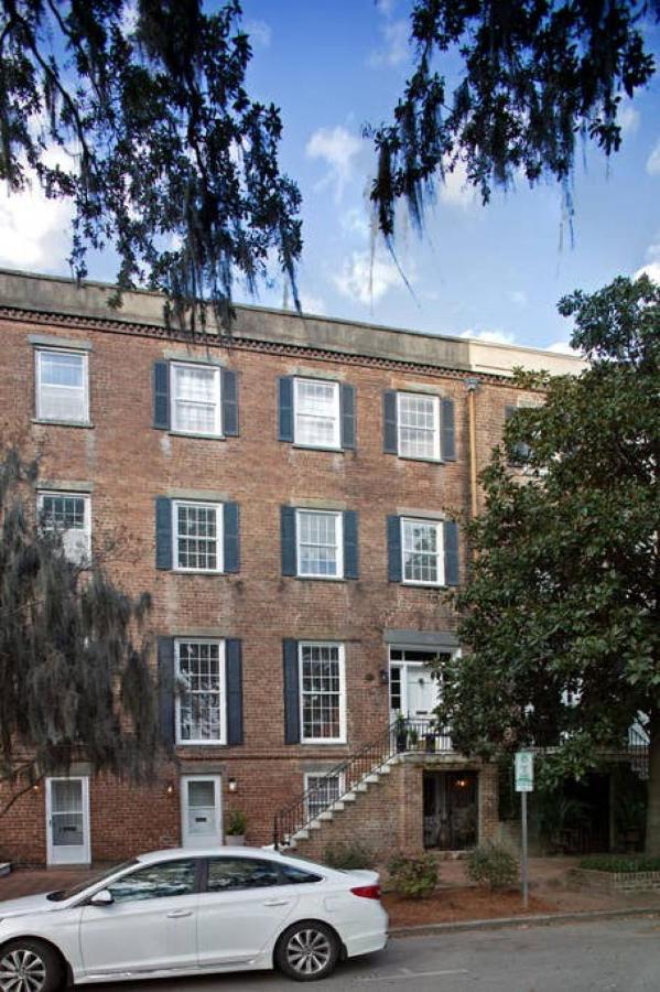Newly Renovated 4 Bed 3 Bath And 2 Parking Spots * Savannah